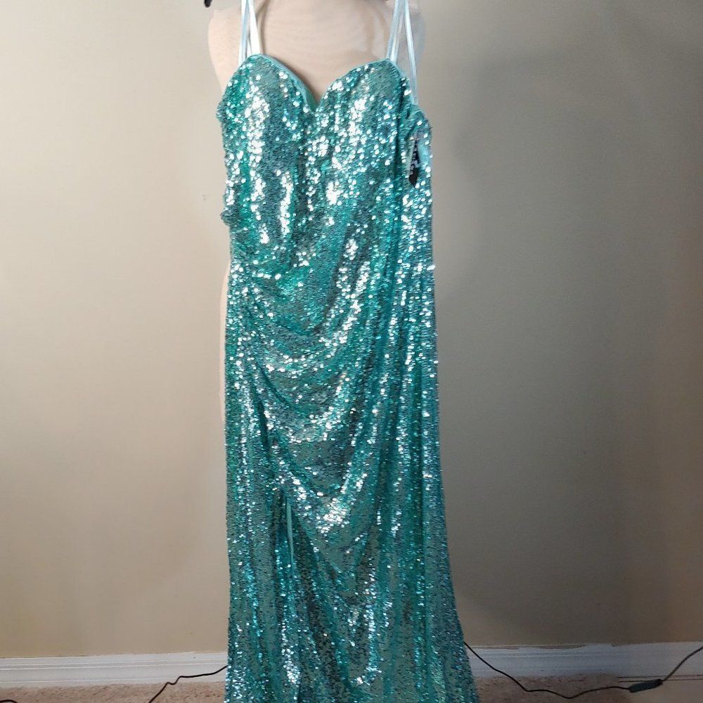 (9) NWT Faviana Green Sequined Long Gown in Plus Size (9)